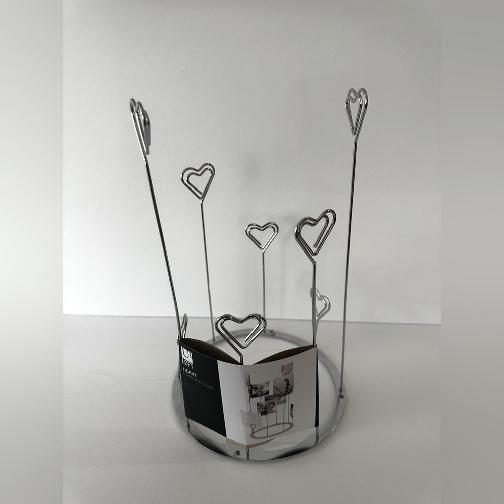 Expanding heart photo display